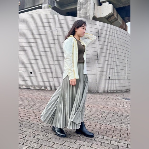 Uniqlo Dark Gray Pleated Maxi Skirt size Medium - Picture 2 of 8